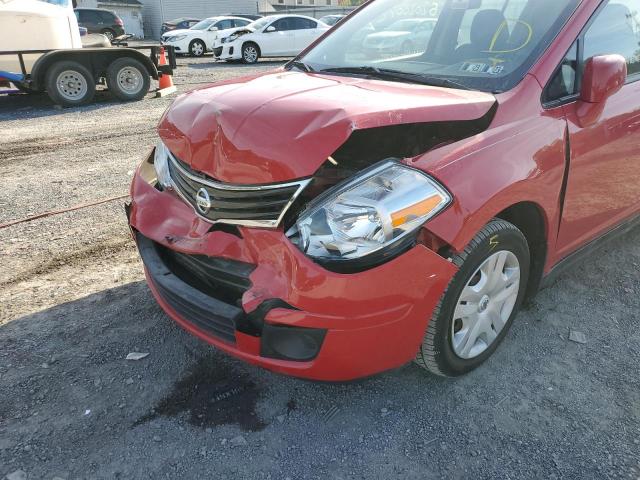 3N1BC1CP1BL373099 - 2011 NISSAN VERSA S RED photo 9