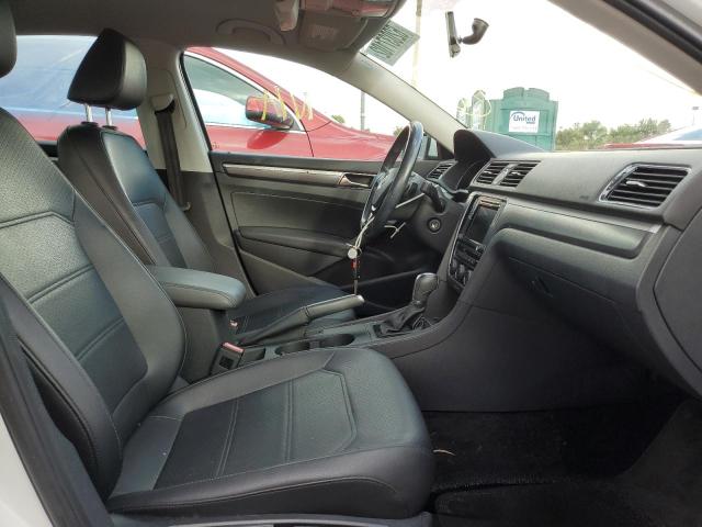 1VWDT7A37HC034342 - 2017 VOLKSWAGEN PASSAT R-L WHITE photo 5