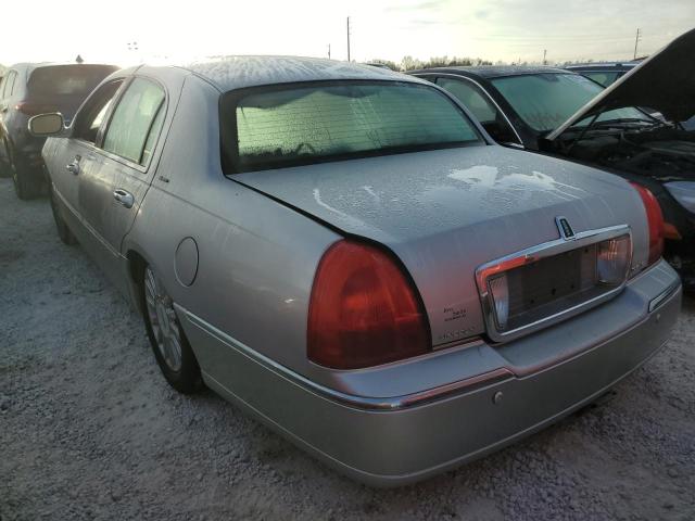 1LNHM83W04Y658328 - 2004 LINCOLN TOWN CAR U SILVER photo 3