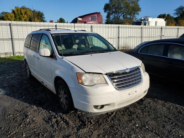 2A8HR54P48R778017 - 2008 CHRYSLER TOWN & COU WHITE photo 1