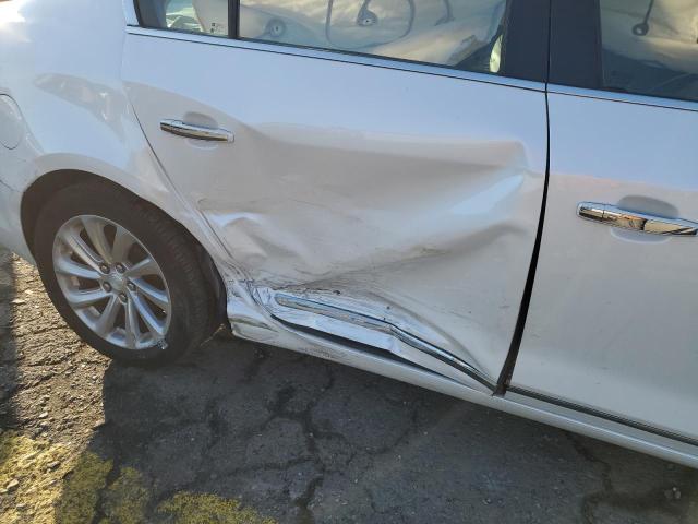1G4GB5G38GF284969 - 2016 BUICK LACROSSE WHITE photo 9