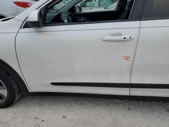 KNDCB3LC7K5243728 - 2019 KIA NIRO FE WHITE photo 9