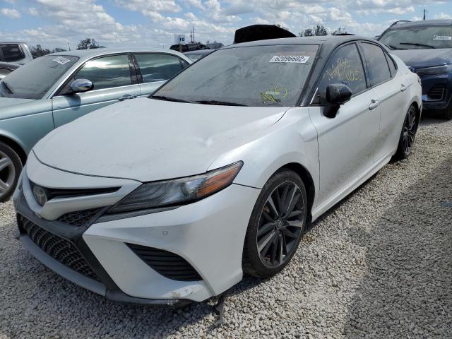 4T1BZ1HK3JU004706 - 2018 TOYOTA CAMRY XSE WHITE photo 2