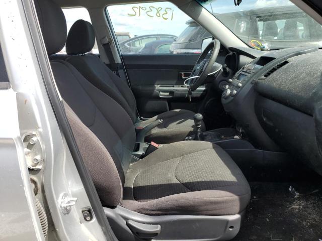 KNDJT2A17B7308176 - 2011 KIA SOUL SILVER photo 5