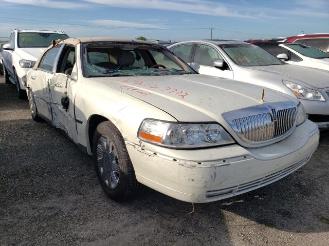 1LNHM83W03Y672129 - 2003 LINCOLN TOWN CAR C WHITE photo 1