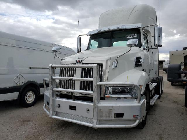 5KJJBLDR9JLJJ8236 - 2018 WESTERN STAR/AUTO CAR 5700 XE WHITE photo 2