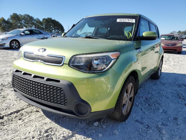 KNDJN2A22F7811087 - 2015 KIA SOUL GREEN photo 2