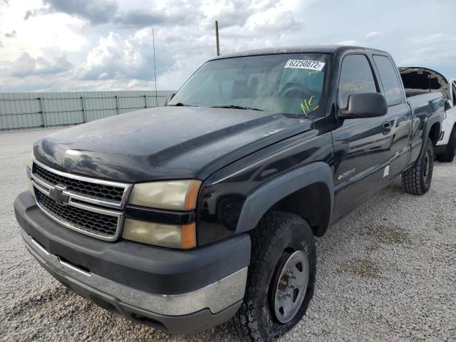 1GCHC29U85E336212 - 2005 CHEVROLET 2500 BLACK photo 2