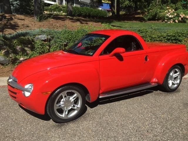 1GCES14PX4B104471 - 2004 CHEVROLET SSR RED photo 2