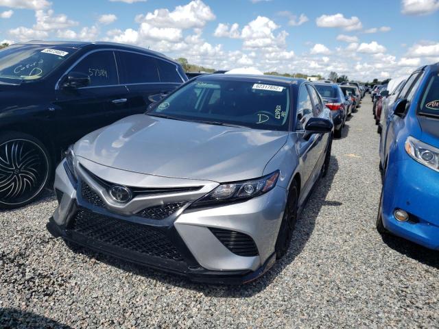 4T1NZ1AK7LU039811 - 2020 TOYOTA CAMRY TRD GRAY photo 2