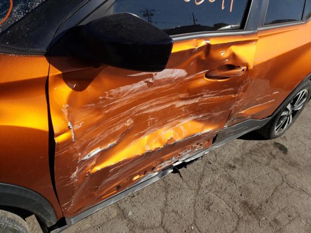 3N1CP5CU6JL500899 - 2018 NISSAN KICKS S ORANGE photo 9