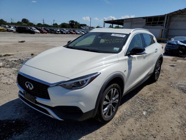 SJKCH5CR6JA053100 - 2018 INFINITI QX30 BASE WHITE photo 2