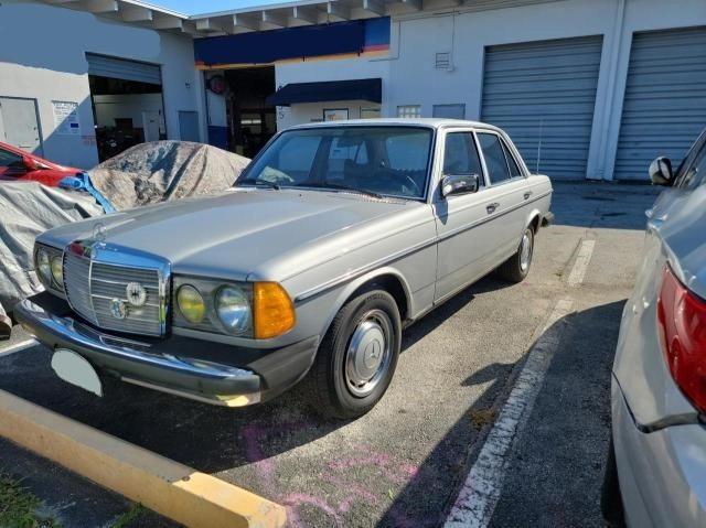 WDB12313012036057 - 1977 MERCEDES-BENZ 300 D SILVER photo 2