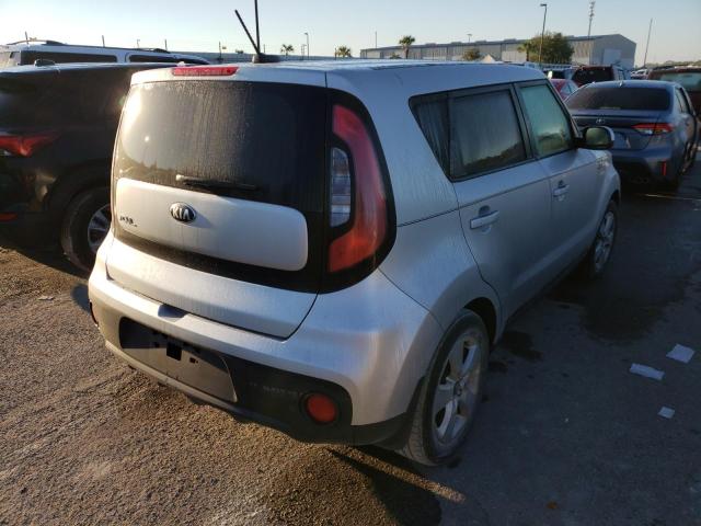 KNDJN2A28H7450953 - 2017 KIA SOUL SILVER photo 4