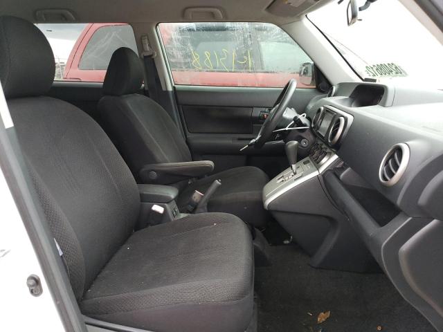 JTLKE50E281004788 - 2008 TOYOTA SCION XB WHITE photo 5
