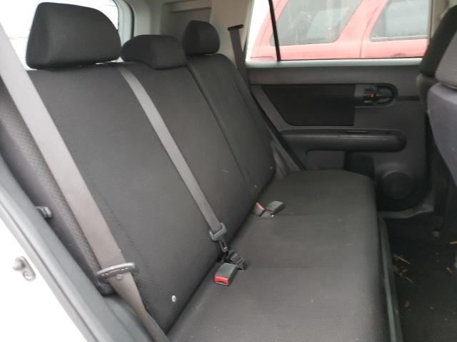 JTLKE50E281004788 - 2008 TOYOTA SCION XB WHITE photo 6