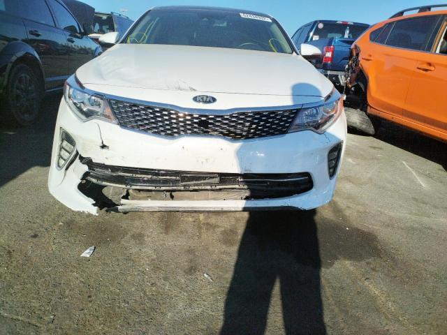 5XXGU4L35JG225434 - 2018 KIA OPTIMA EX WHITE photo 9