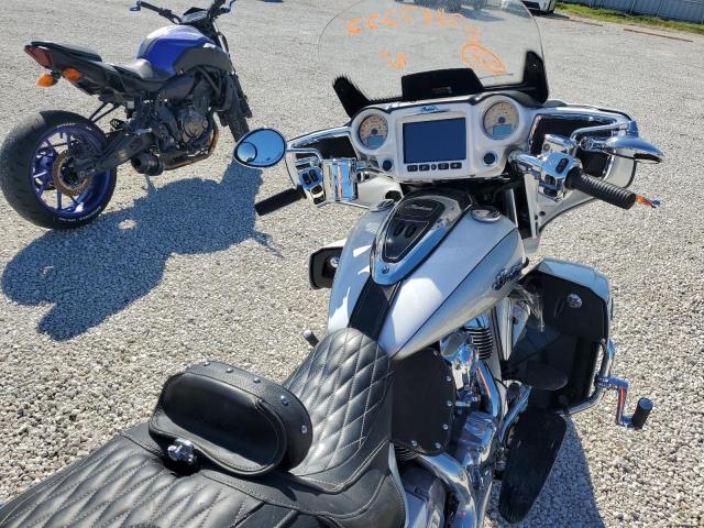 56KTRAAA7J3356973 - 2018 INDIAN MOTORCYCLE CO. ROADMASTER WHITE photo 5