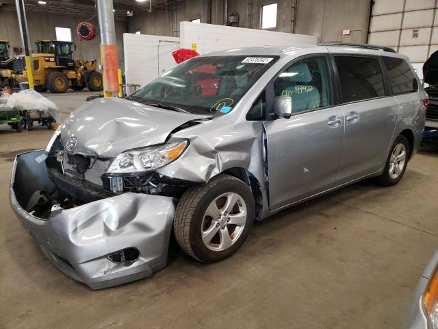 5TDKK3DC3GS752940 - 2016 TOYOTA SIENNA LE SILVER photo 2