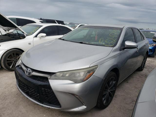 4T1BK1FKXFU567508 - 2015 TOYOTA CAMRY XSE SILVER photo 2