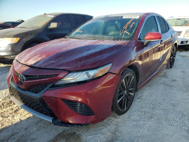 4T1B61HKXJU649152 - 2018 TOYOTA CAMRY XSE RED photo 2