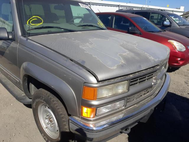 1GNFK16R3WJ364942 - 1998 CHEVROLET SUBURBAN K TAN photo 9