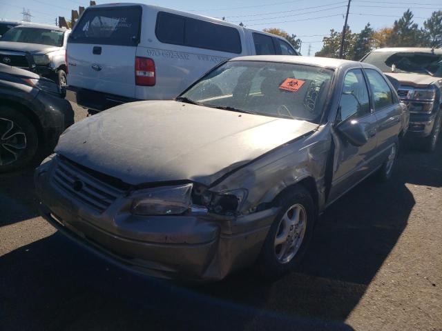 4T1BG22KXWU283549 - 1998 TOYOTA CAMRY CE SILVER photo 2