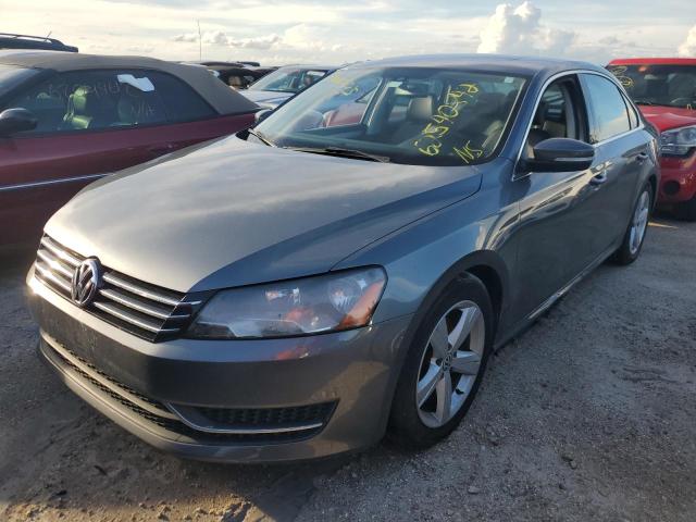 1VWBH7A3XDC145177 - 2013 VOLKSWAGEN PASSAT SE GRAY photo 2