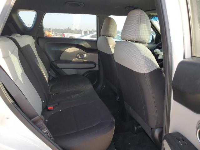 KNDJN2A29J7546855 - 2018 KIA SOUL WHITE photo 6