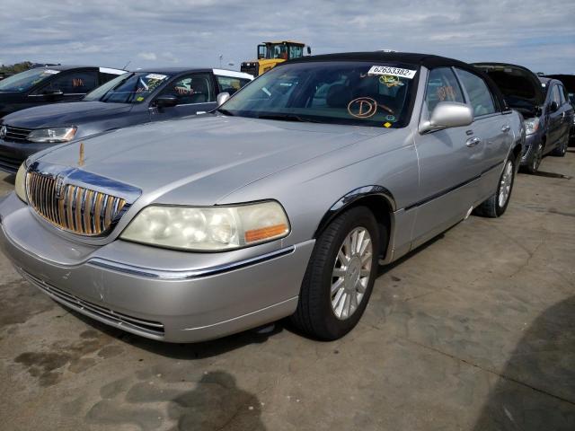 1LNHM83W84Y685616 - 2004 LINCOLN TOWN CAR U SILVER photo 2