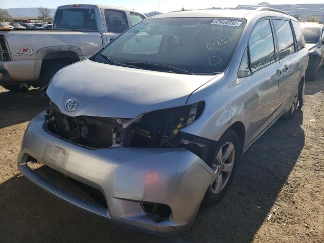 5TDKK3DC8BS018268 - 2011 TOYOTA SIENNA LE SILVER photo 2