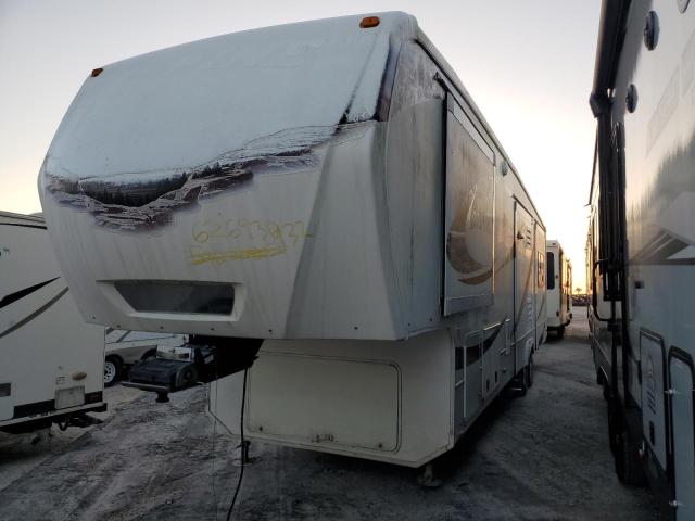 4YDF35027AE770276 - 2010 KEYSTONE ALPINE WHITE photo 2