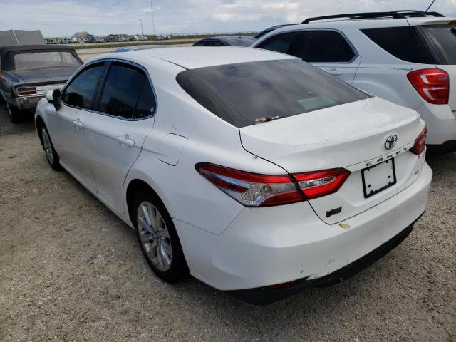 4T1B11HK5JU008571 - 2018 TOYOTA CAMRY LE/S WHITE photo 3