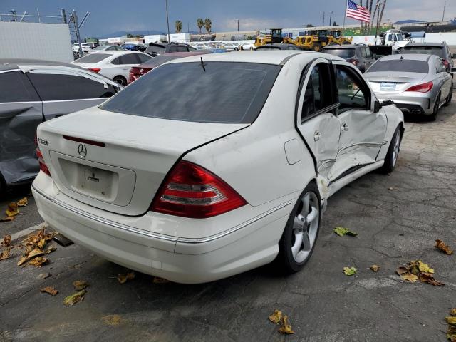 WDBRF64J25F682149 - 2005 MERCEDES-BENZ C 320 WHITE photo 4