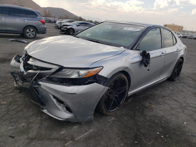 4T1BZ1HKXJU018392 - 2018 TOYOTA CAMRY XSE SILVER photo 2