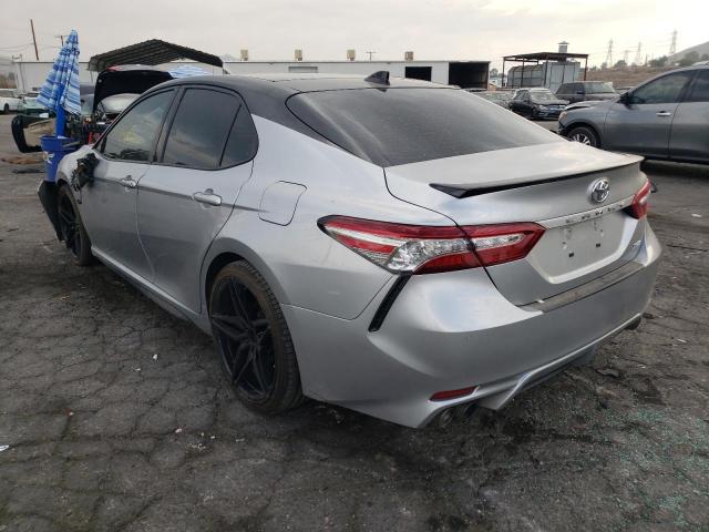 4T1BZ1HKXJU018392 - 2018 TOYOTA CAMRY XSE SILVER photo 3