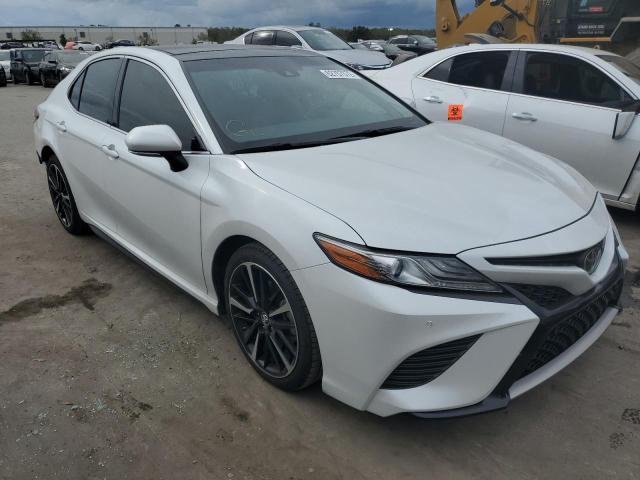 4T1B61HK9JU096963 - 2018 TOYOTA CAMRY XSE WHITE photo 1