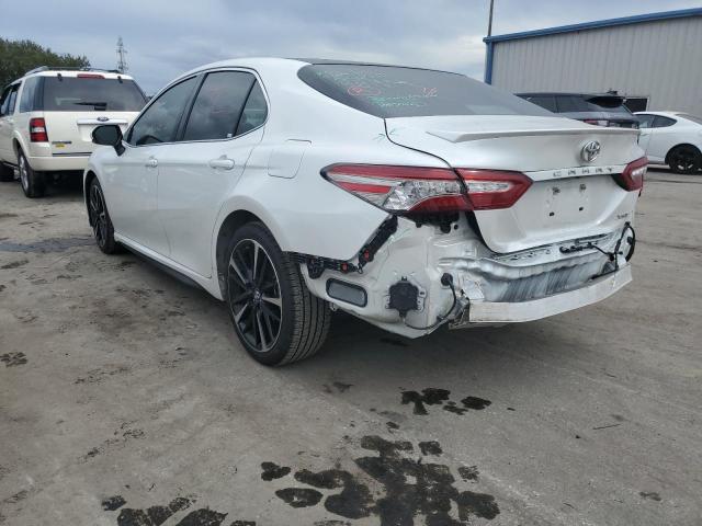 4T1B61HK9JU096963 - 2018 TOYOTA CAMRY XSE WHITE photo 3