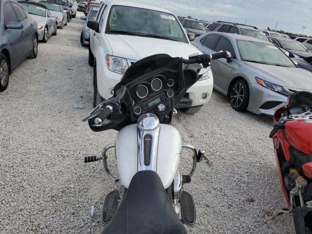 1HD1KB4188Y659114 - 2008 HARLEY-DAVIDSON FLHX WHITE photo 5