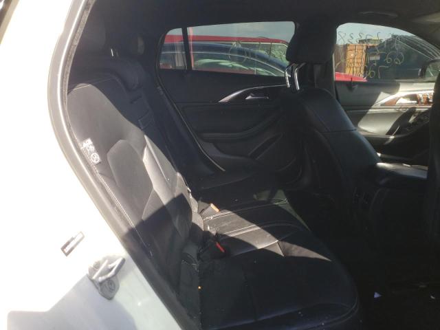 SJKCH5CR8JA057200 - 2018 INFINITI QX30 BASE WHITE photo 11