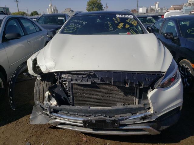 SJKCH5CR8JA057200 - 2018 INFINITI QX30 BASE WHITE photo 5
