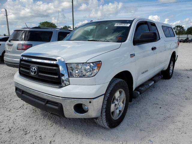 5TFUY5F16BX177864 - 2011 TOYOTA TUNDRA DOU WHITE photo 2