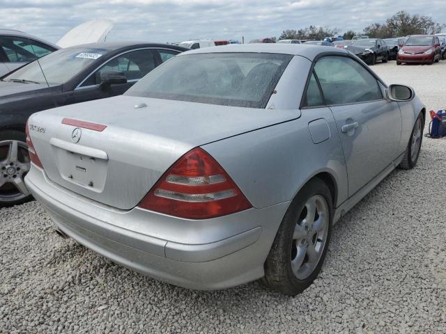 WDBKK65F21F225939 - 2001 MERCEDES-BENZ SLK 320 SILVER photo 4