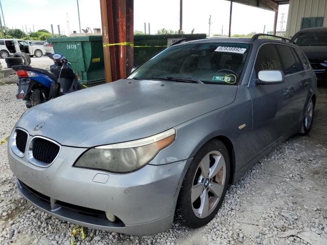 WBANN73536CN00942 - 2006 BMW 530 XIT SILVER photo 2