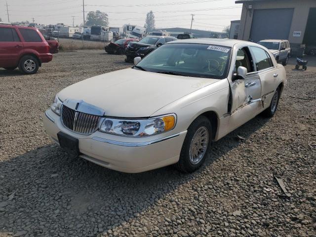 1LNFM83W8WY723873 - 1998 LINCOLN TOWN CAR C TAN photo 2