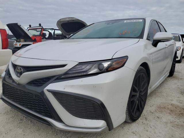 4T1K61AK2MU513662 - 2021 TOYOTA CAMRY XSE WHITE photo 2