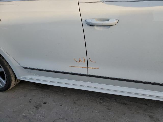 1VWDT7A37HC025950 - 2017 VOLKSWAGEN PASSAT R-L WHITE photo 9