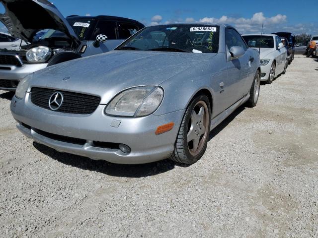 WDBKK47F0YF154381 - 2000 MERCEDES-BENZ SLK 230 KO SILVER photo 2