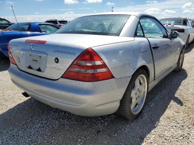 WDBKK47F0YF154381 - 2000 MERCEDES-BENZ SLK 230 KO SILVER photo 4