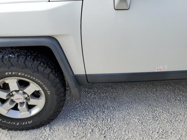 JTEZU4BF3AK009605 - 2010 TOYOTA FJ CRUISER WHITE photo 9